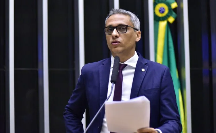 Promovendo Investimentos na Educação Básica: Emendas de Gayer ao PLDO 2024 recebem aprovação da Comissão de Educação