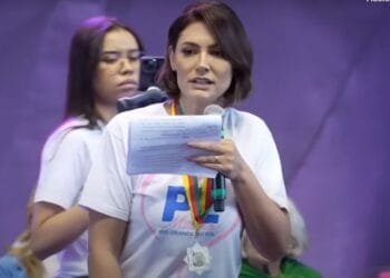 Michelle Bolsonaro critica Flávio Dino por visitas de ‘Dama do Tráfico’ e questiona ligações com crime organizado