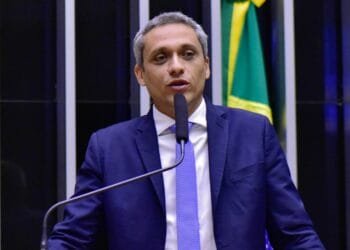 URGENTE: Professora processa deputado Gayer após denúncia de doutrinação e perde na justiça