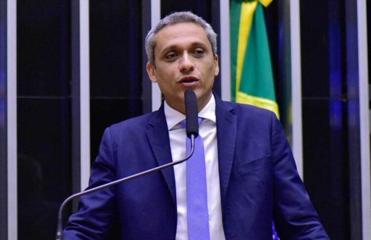 URGENTE: Professora processa deputado Gayer após denúncia de doutrinação e perde na justiça