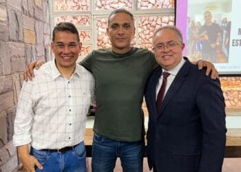 Ao lado de Márcio Cândido, Gustavo Gayer anuncia investimento de 1 milhão na Maternidade Dr. Adalberto.