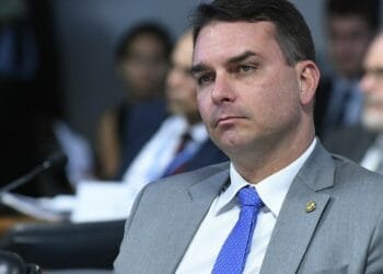 Flávio Bolsonaro apresenta projeto para redução da maioridade penal