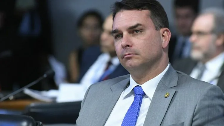 Flávio Bolsonaro apresenta projeto para redução da maioridade penal