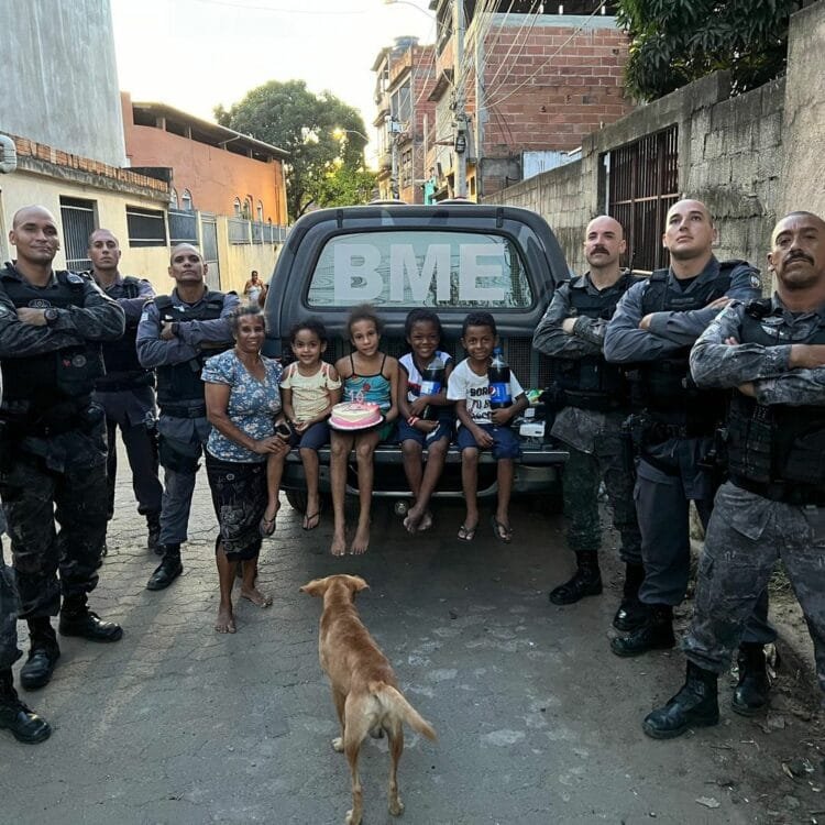 Policias Militares surpreendem criança sem bolo de aniversário e transformam o momento em festa inesquecível