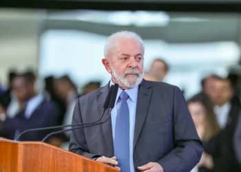 Aprovação ao Governo Lula alcança menor índice desde o início do mandato, revela PoderData