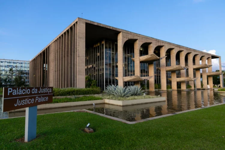 Licitação Milionária sob Investigação: Empresas Alvo da PF Vencem Contrato com Ministério da Justiça