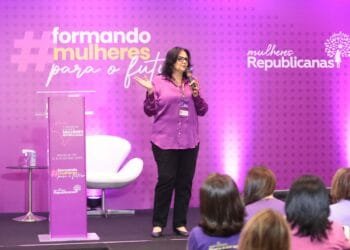 Damares eleva padrões de inclusão e empoderamento em encontro nacional com mulheres