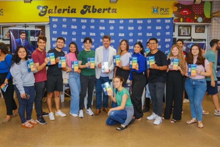 Senador Wilder Morais distribui livros em universidades de Goiás, promovendo acesso à educação