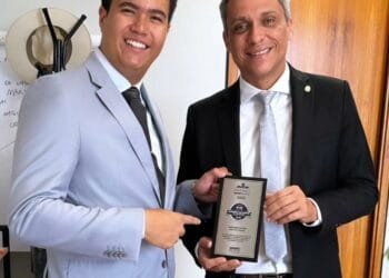 Gustavo Gayer é reconhecido como melhor deputado federal de Goiás no prêmio Excelência Parlamentar