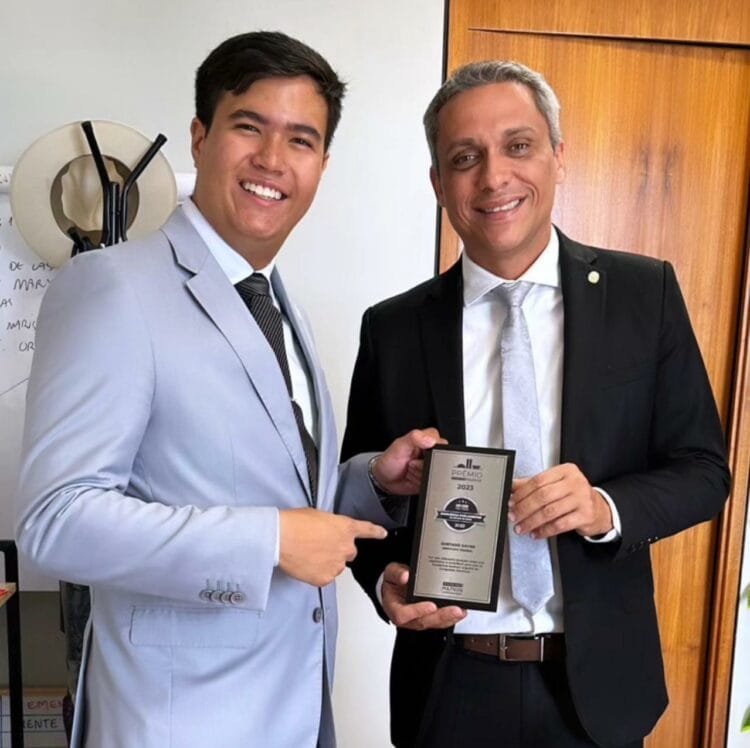 Gustavo Gayer é reconhecido como melhor deputado federal de Goiás no prêmio Excelência Parlamentar