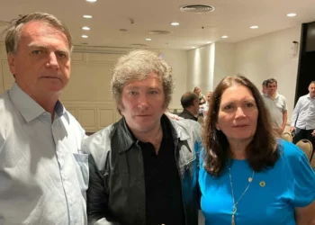 AGORA: Bolsonaro se encontra com presidente eleito da Argentina em encontro histórico