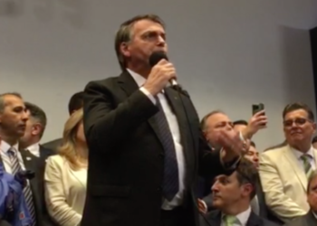 Bolsonaro presta homenagem a ‘Clezão’ durante evento da Frente Parlamentar das Escolas Cívico-Militares