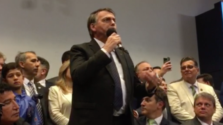 Bolsonaro presta homenagem a ‘Clezão’ durante evento da Frente Parlamentar das Escolas Cívico-Militares