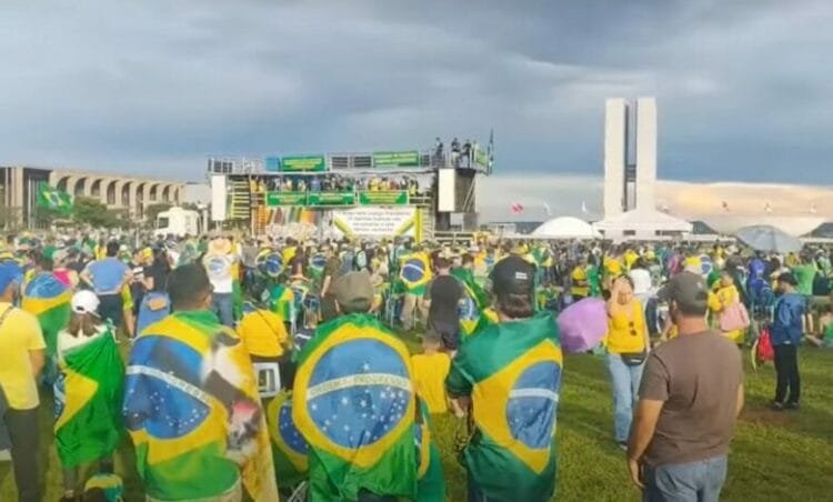 Manifestantes repudiam indicação de Flávio Dino e exigem mudanças
