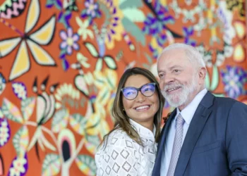 Primeira-dama Janja da Silva proíbe Lula de se aproximar de pastores evangélicos, aponta colunista