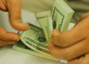 Em 2023, o dólar registrou uma queda anual histórica de 8,00%