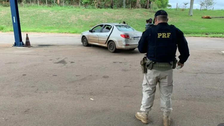 PRF intervém em viagem perigosa: Família arrisca vidas em rodovia em Goiás
