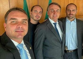 Bolsonaro e filhos anunciam live estratégica para eleições de 2024