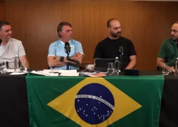 Bolsonaro e filhos anunciam estratégias para eleições de 2024 em live com quase 500 mil espectadores