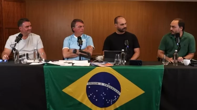 Bolsonaro e filhos anunciam estratégias para eleições de 2024 em live com quase 500 mil espectadores