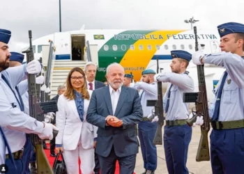 Gastos com viagens do governo Lula superam investimentos em defesa civil mesmo com regiões alagadas