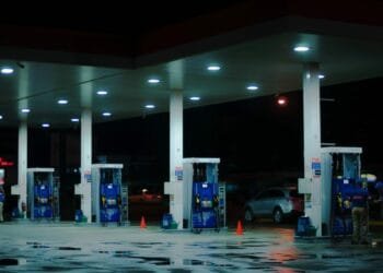 Projeto de senador permite que o próprio motorista abasteça o veículo no posto de gasolina