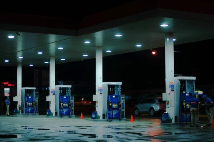 Projeto de senador permite que o próprio motorista abasteça o veículo no posto de gasolina