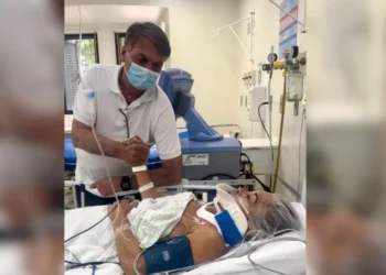 Bolsonaro visita apoiadora ferida após queda durante ato na Paulista