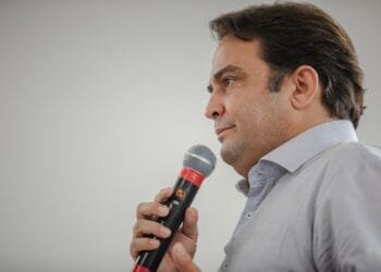 Prefeito Roberto Naves concede reajuste aos servidores públicos