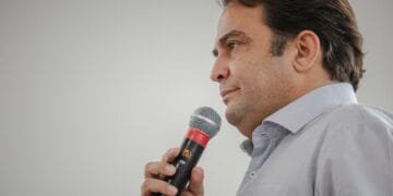 Prefeito Roberto Naves concede reajuste aos servidores públicos