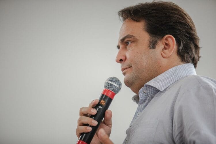 Prefeito Roberto Naves concede reajuste aos servidores públicos