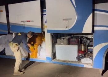 PRF apreende milhares de produtos sem nota fiscal em ônibus na BR-153