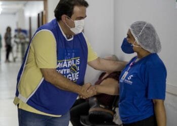 Roberto visita unidades de saúde em ação para reduzir espera de pacientes