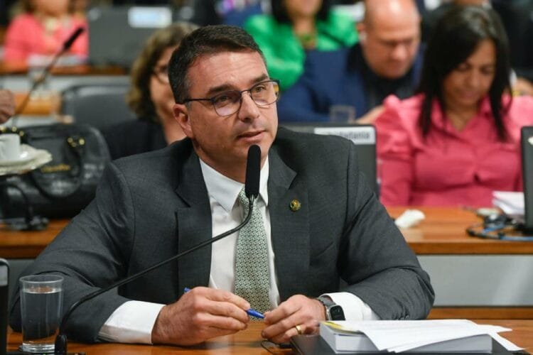 Relatoria de Flávio Bolsonaro que acaba com ‘saidão’ de presos está na pauta para ser votada nesta terça