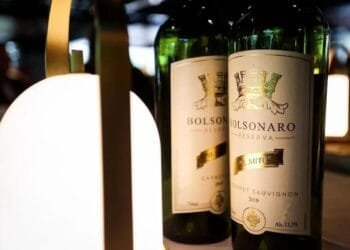 Eduardo Bolsonaro promove vinhos da família em suas redes sociais