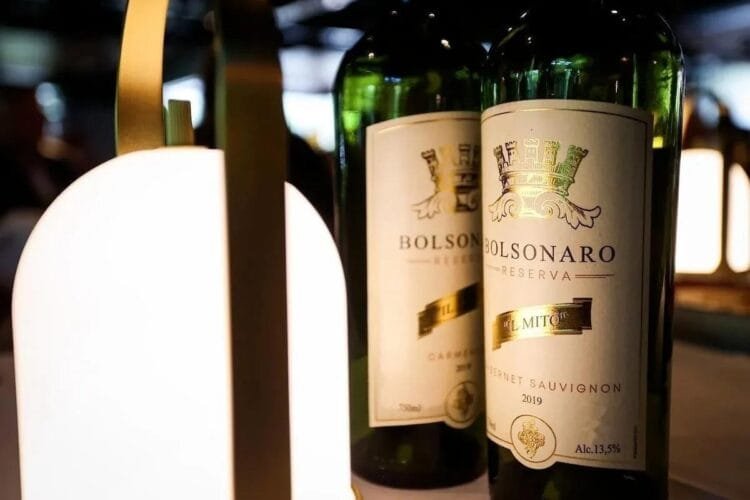 Eduardo Bolsonaro promove vinhos da família em suas redes sociais