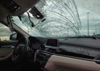 Atropelamento brutal: ciclistas são atingidos por carro de luxo na BR-153