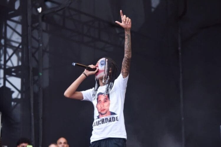 Rapper Oruam pede liberdade para pai, líder do Comando Vermelho, no Lollapalooza