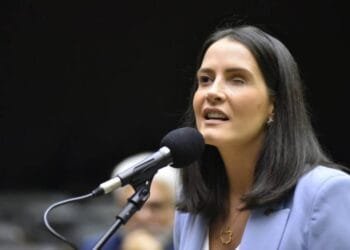 Deputada propõe ampliação de vagas de estacionamento para pessoas com deficiência