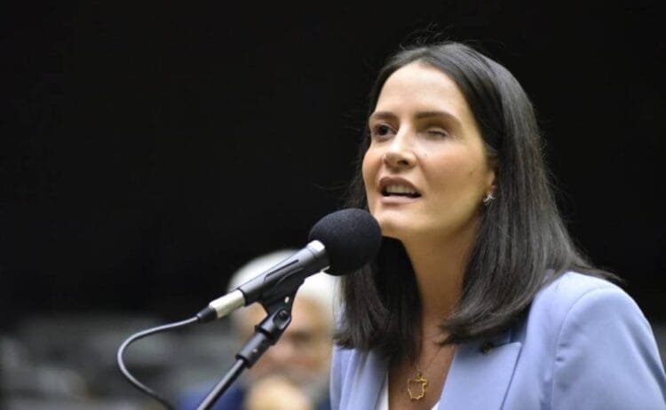 Deputada propõe ampliação de vagas de estacionamento para pessoas com deficiência