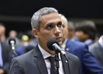 Deputado solicita informações sobre professor afastado por relatar experiências como garota de programa travesti em sala de aula