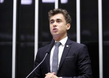 Deputado Nikolas Ferreira é eleito presidente da Comissão de Educação da Câmara, em derrota para o Governo Federal