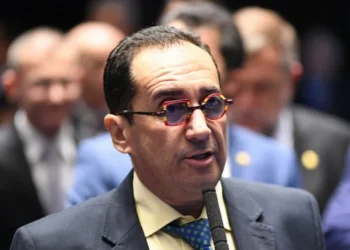 Senador Kajuru critica tênis de colega durante sessão no Senado e recebe resposta