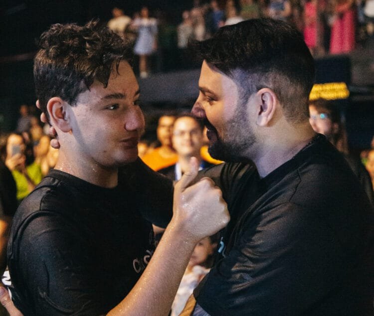 Momento Emocionante: Igreja silencia para batizar adolescente autista em Anápolis