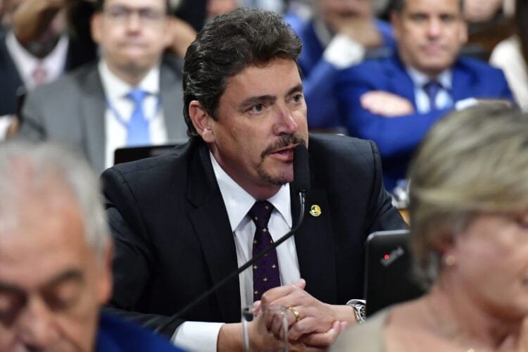 Projeto de lei para criminalizar linhas cortantes em pipas recebe apoio de Wilder Morais