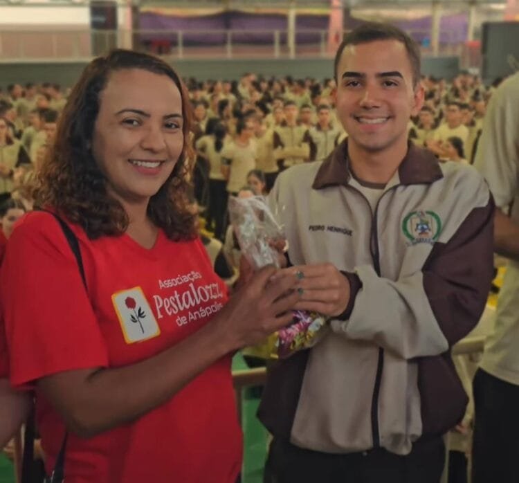 Colégio da Polícia Militar de Goiás Dr. César Toledo entrega 24 mil bombons e 4.900 litros de leite em ação de Páscoa
