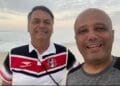 Bolsonaro quase derrubado por onda em vídeo na Barra da Tijuca