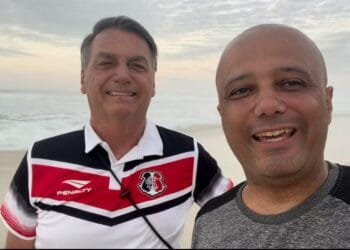 Bolsonaro quase derrubado por onda em vídeo na Barra da Tijuca