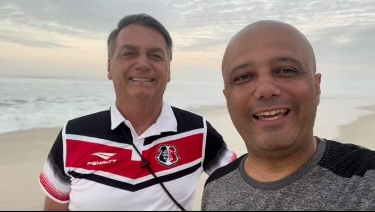 Bolsonaro quase derrubado por onda em vídeo na Barra da Tijuca