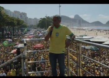 Gustavo Gayer exalta luta pela liberdade em ato de apoio a Bolsonaro em Copacabana